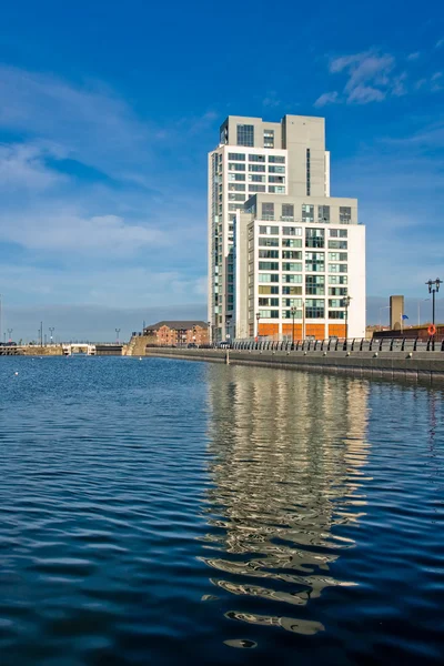 Moderno edificio de oficinas cerca del canal en Liverpool —  Fotos de Stock