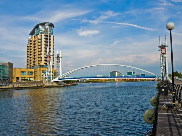 Manchaster kanal Millennium Köprüsü ile