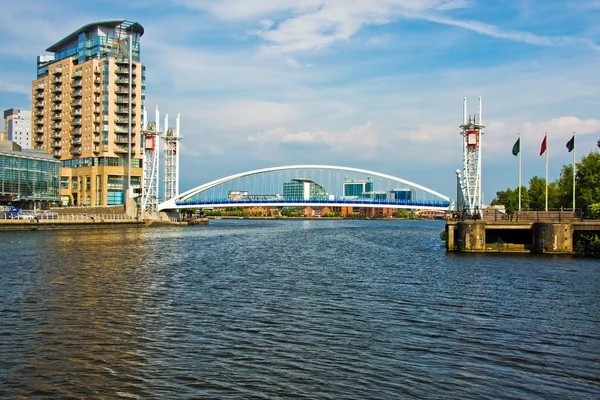 Kanał Manchester z Millennium Bridge — Zdjęcie stockowe