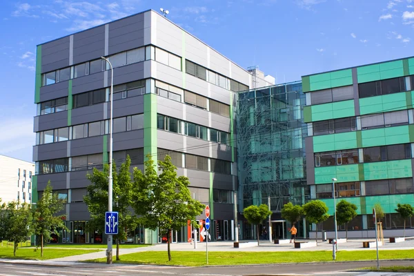 Parlak gün içinde modern ofis kurmak