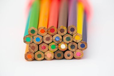 Lpis de cor ayık a mesa lindo e colorido.