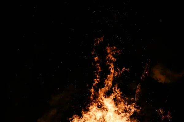 Fuoco Con Legna Ardere Terra Fiamme Rosse Con Sfondo Nero — Foto Stock