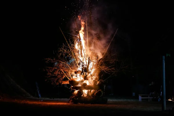 Fire Firewood Ground Red Flames Black Background Beautiful Sparks — Stock Photo, Image