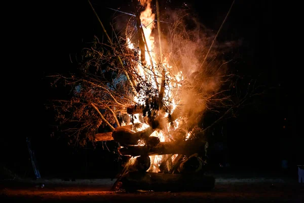 Fire Firewood Ground Red Flames Black Background Beautiful Sparks — Stock Photo, Image