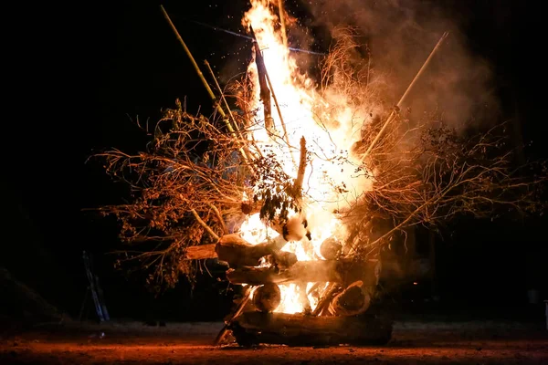 Feuer Mit Feuerholz Auf Dem Boden Rote Flammen Mit Schwarzem — Stockfoto