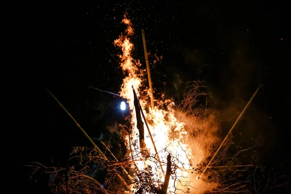 Feu Avec Bois Chauffage Sol Flammes Rouges Avec Fond Noir — Photo