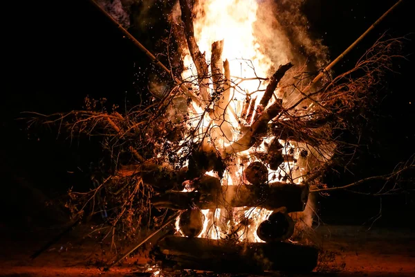 Feuer Mit Feuerholz Auf Dem Boden Rote Flammen Mit Schwarzem — Stockfoto