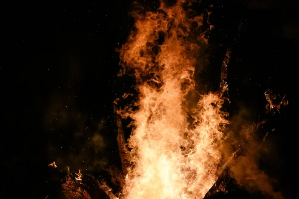 Oheň Palivem Zemi Červené Plameny Černým Pozadím Krásnými Jiskry — Stock fotografie