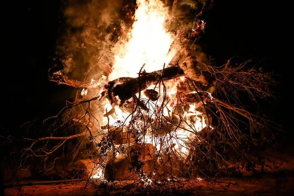 Brand Med Ved Marken Röda Lågor Med Svart Bakgrund Med — Stockfoto