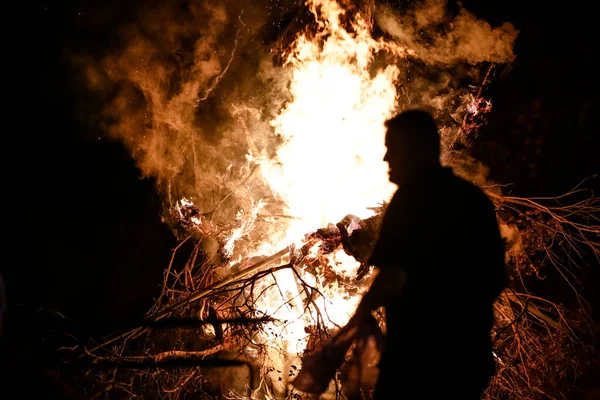 Feuer Mit Feuerholz Auf Dem Boden Rote Flammen Mit Schwarzem — Stockfoto