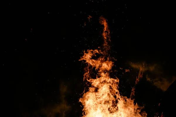 Fuego Con Leña Suelo Llamas Rojas Con Fondo Negro Con —  Fotos de Stock