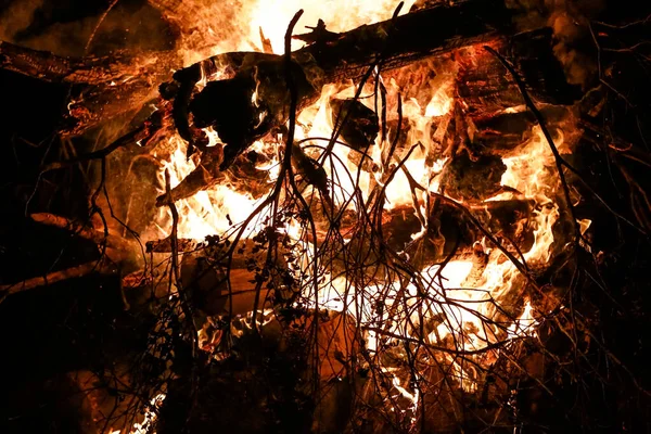 Feuer Mit Feuerholz Auf Dem Boden Rote Flammen Mit Schwarzem — Stockfoto