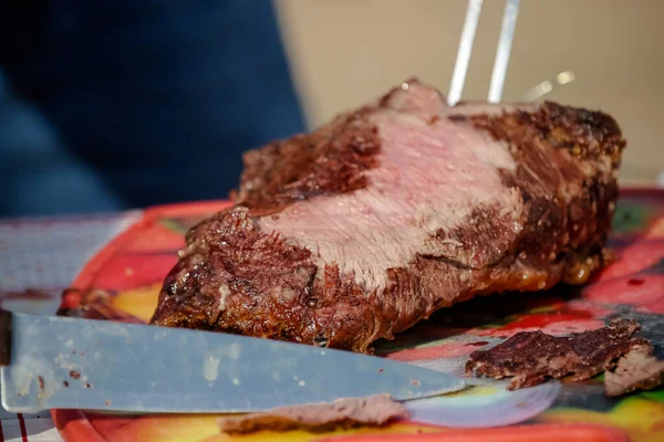 Masanın üzerinde orta pişmiş Picanha dilimi..