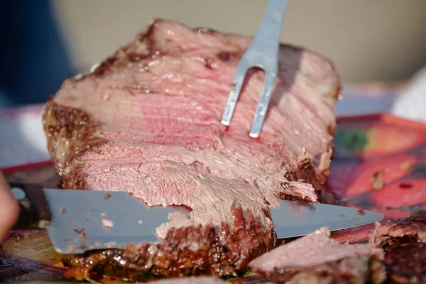 Masanın üzerinde orta pişmiş Picanha dilimi..