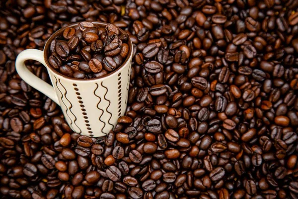 Vidrio Con Café Polvo Vertido Sobre Mesa Granos Directamente Granja —  Fotos de Stock