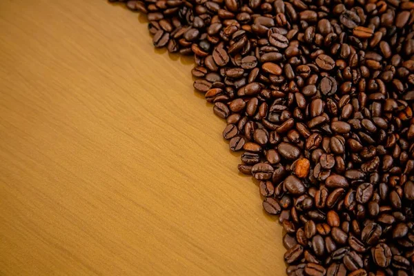 농장에서 식탁에 커피콩은 아름답고 향기롭다 — 스톡 사진