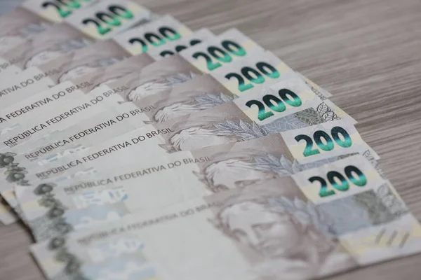 200 reais banknotun görüntüsü.