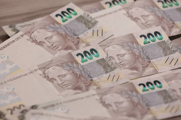 200 reais banknotun görüntüsü.