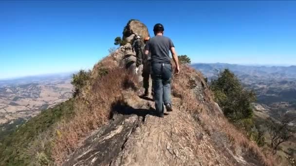 Erkekler Spor Yapmak Tırmanmak Için Dağa Tırmanıyor — Stok video