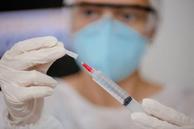 Cavid 19 'dan eldivenli ve koruyucu maskeli aşılar..