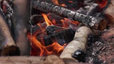 Yerde yanan odunlar, güzel közler ve dumanlar..