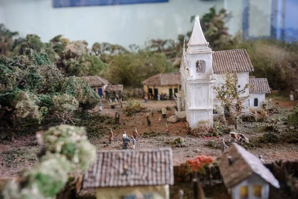  Brasil Nota 10 Müzesi, Passo Quatro 'da, Minas Gerais' in güneyinde yer almaktadır. Kasaba 16 binden biraz fazla nüfusa sahip ve dağların ortasında olmasına rağmen.