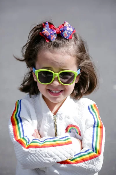 Criança Bonita Roupas Brancas Óculos Sol Brincando Com Cão Golden — Fotografia de Stock