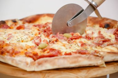 Lezzetli büyük dilimlenmiş Kanada tavuklu pizza..