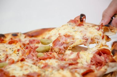 Lezzetli büyük dilimlenmiş Kanada tavuklu pizza..