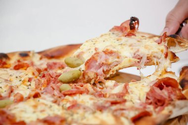 Lezzetli büyük dilimlenmiş Kanada tavuklu pizza..