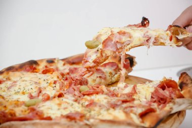 Lezzetli büyük dilimlenmiş Kanada tavuklu pizza..