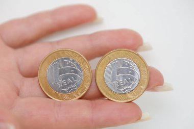 Brezilya 1 Bir kadının elinde gerçek para.
