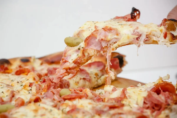 Lezzetli büyük dilimlenmiş Kanada tavuklu pizza..