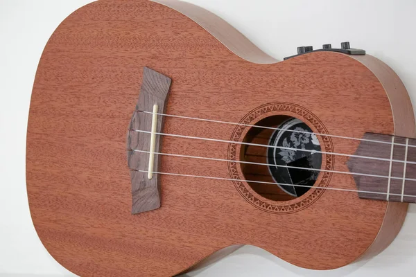 Mały Brązowy Drewniany Ukulele Gitara Czarnej Okładce — Zdjęcie stockowe