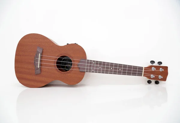 Mały Brązowy Drewniany Ukulele Gitara Czarnej Okładce — Zdjęcie stockowe