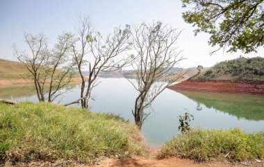 Düşük su seviyesindeki barajın manzarası.