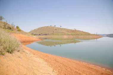 Düşük su seviyesindeki barajın manzarası.