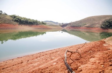 Düşük su seviyesindeki barajın manzarası.