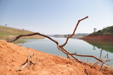 Düşük su seviyesindeki barajın manzarası.