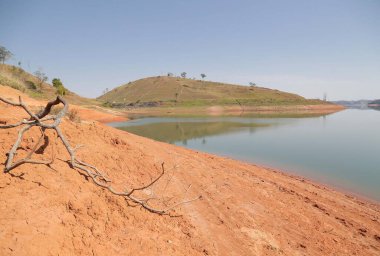 Düşük su seviyesindeki barajın manzarası.