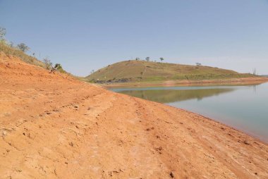 Düşük su seviyesindeki barajın manzarası.