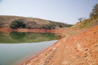 Düşük su seviyesindeki barajın manzarası.
