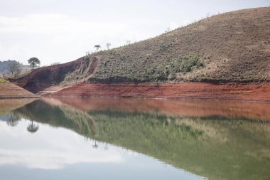 Düşük su seviyesindeki barajın manzarası.