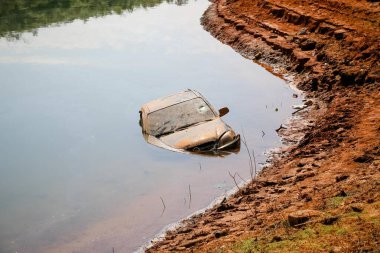 Düşük su seviyesindeki barajın manzarası.