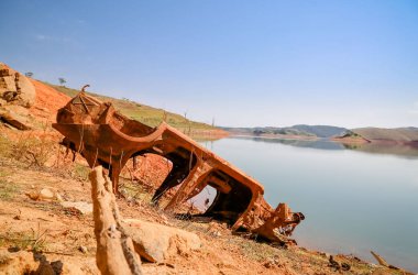 Düşük su seviyesindeki barajın manzarası.