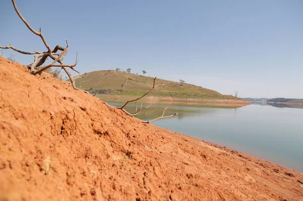 Düşük su seviyesindeki barajın manzarası.