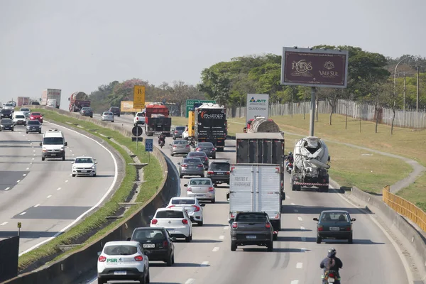 車やトラックの移動のような高速道路での交通 — ストック写真