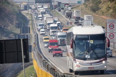 Dutra otoyolunun yanındaki yangın trafiği yavaşlatıyor, itfaiyeciler yangını söndürüyor..