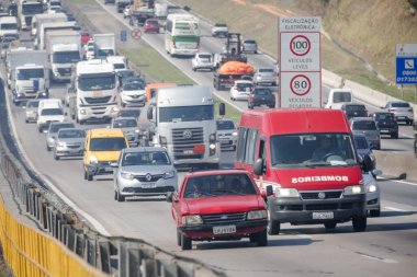 Dutra otoyolunun yanındaki yangın trafiği yavaşlatıyor, itfaiyeciler yangını söndürüyor..