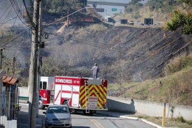Dutra otoyolunun yanındaki yangın trafiği yavaşlatıyor, itfaiyeciler yangını söndürüyor..